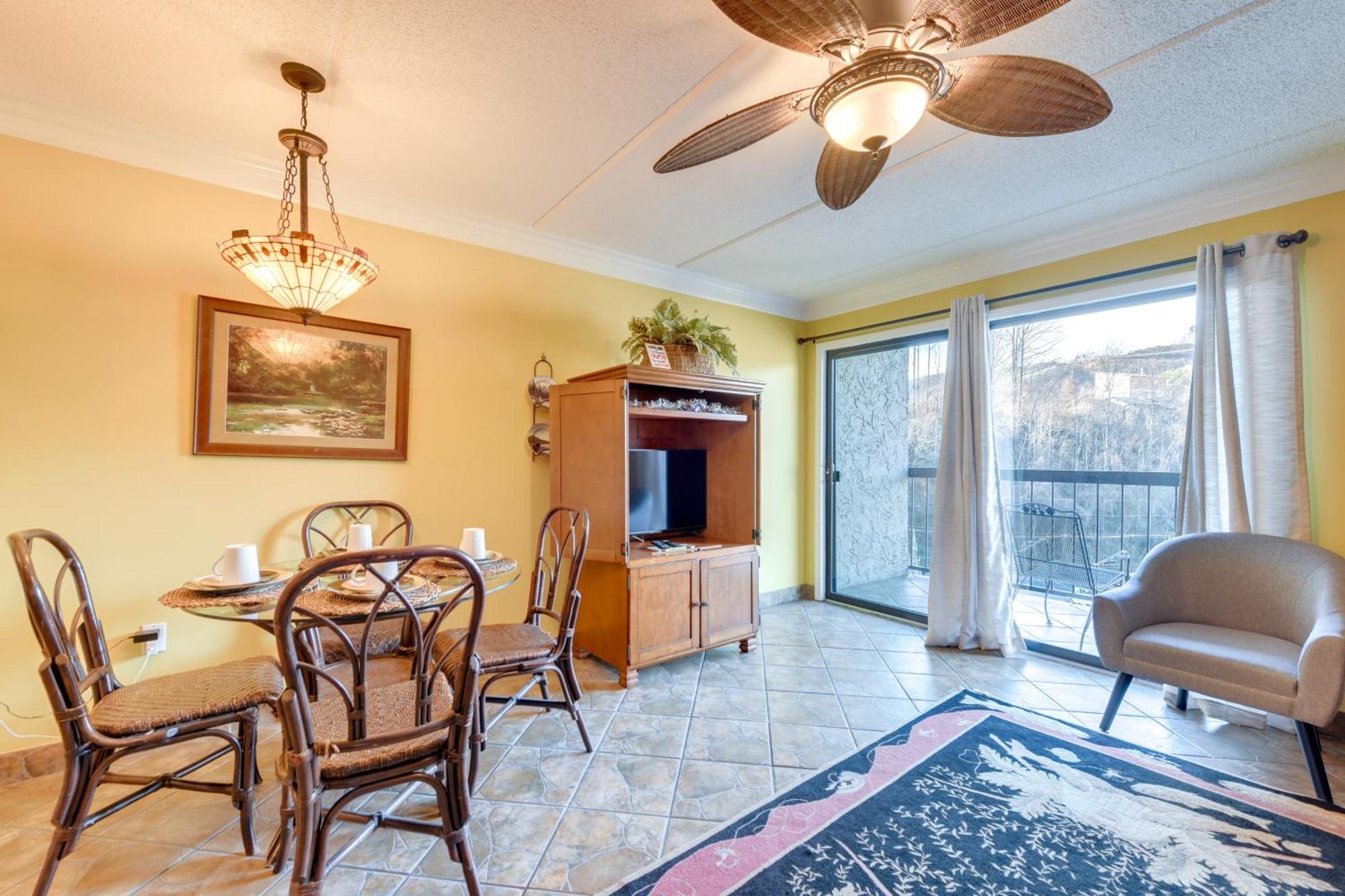 Downtown Gatlinburg Condo With Community Pool! Exterior photo